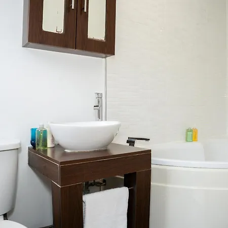 Imagination By Olauda Sa - 3 Bed House With Free Parking Nyaraló *